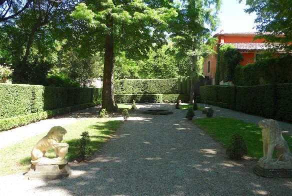 27.box hedge theatre