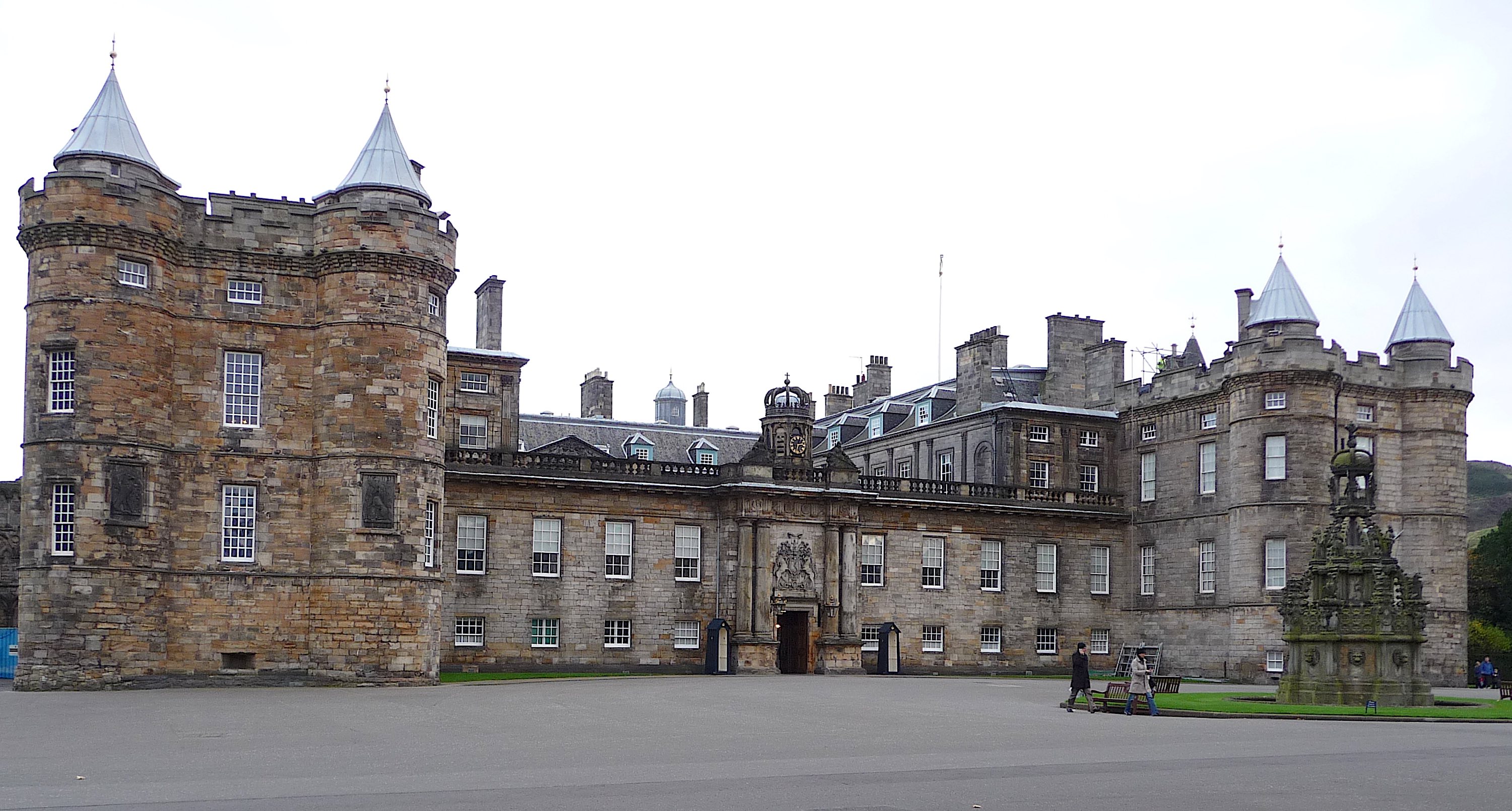 21.Palace of Holyroodhouse