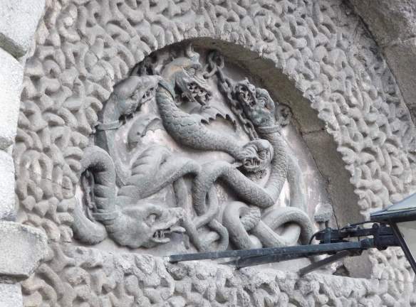 2.Five serpents in chains above entrance