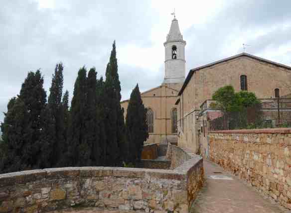 2.back of Pienza cathedral